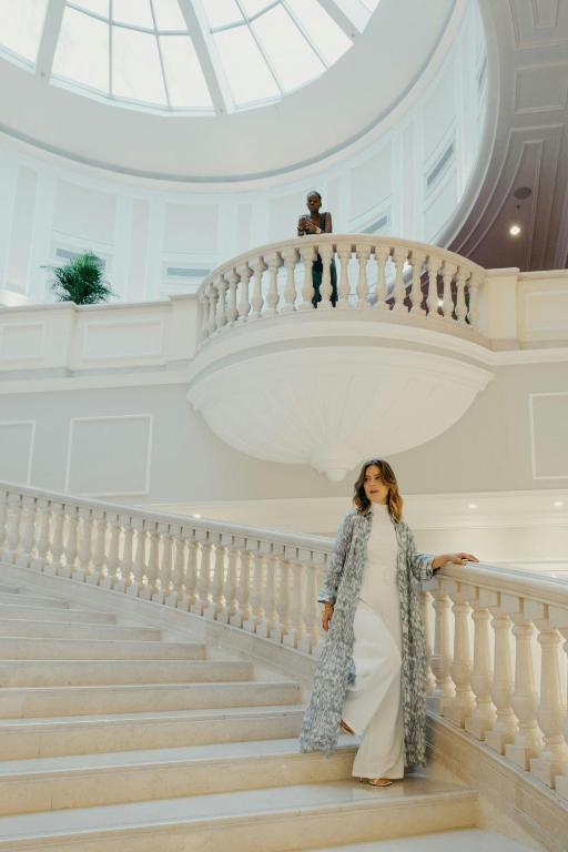 Oaspeți care stau la JW Marriott Bucharest Grand Hotel