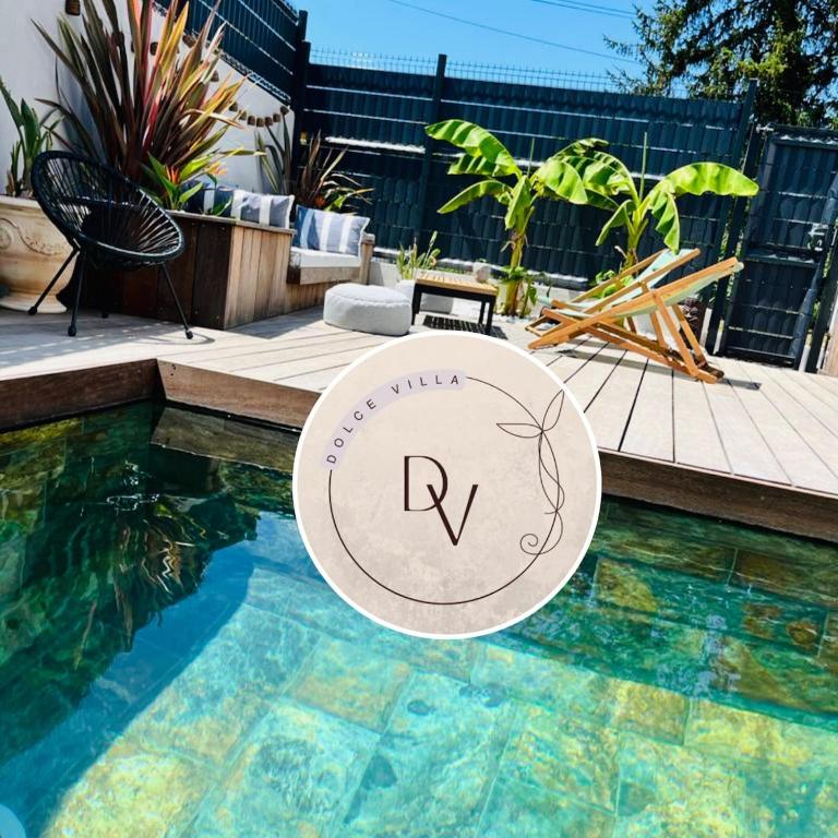 une piscine avec un panneau au milieu dans l'établissement La Dolce Villa - Bali&les Cévennes, à Alès