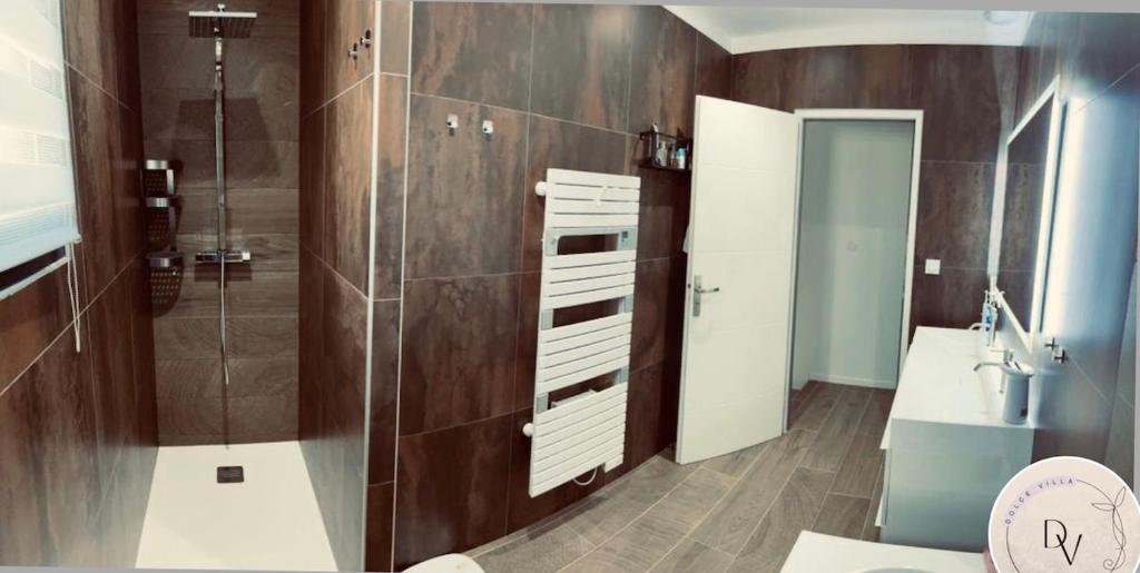 ein Badezimmer mit Dusche, Toilette und Waschbecken in der Unterkunft La Dolce Villa - Bali&les Cévennes in Alès