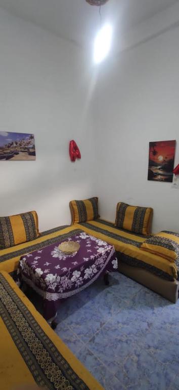 una camera con un divano e un tavolo sopra di Taghazout appartement z a Taghazout