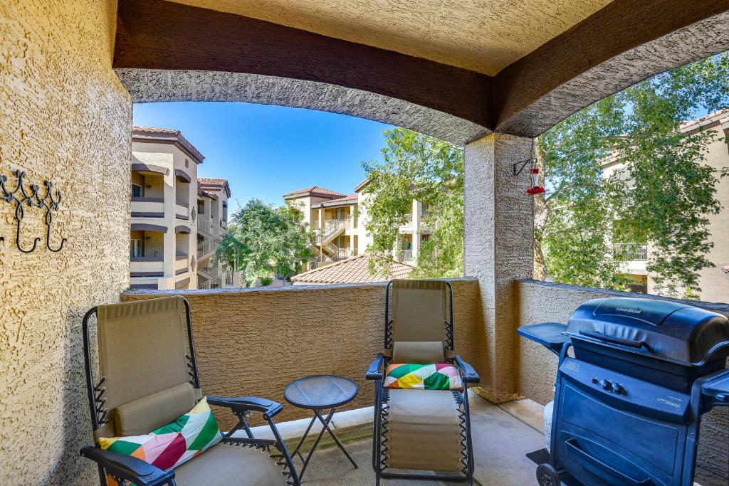 Posezení v ubytování Pool Access, Private Patio and Grill Mesa Condo!