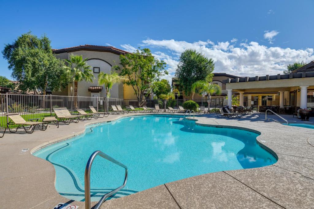 Bazén v ubytování Pool Access, Private Patio and Grill Mesa Condo! nebo v jeho okolí