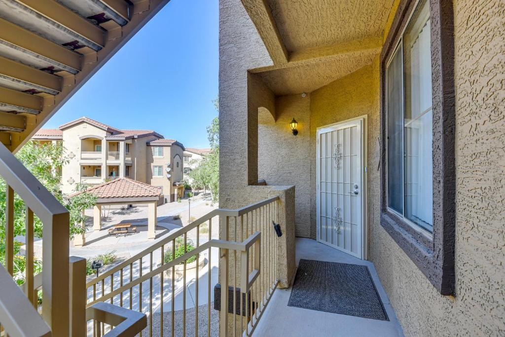 Balkón nebo terasa v ubytování Pool Access, Private Patio and Grill Mesa Condo!