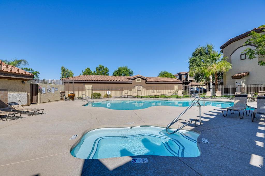 Bazén v ubytování Pool Access, Private Patio and Grill Mesa Condo! nebo v jeho okolí