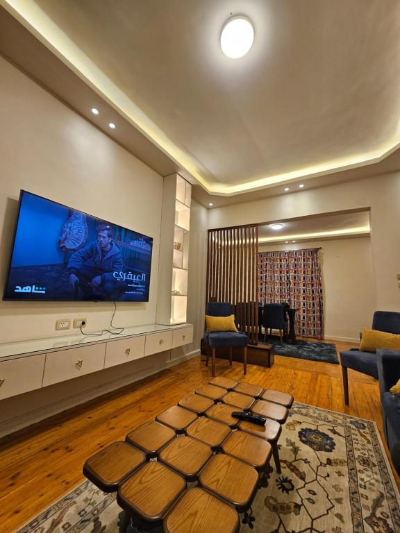 a living room with a flat screen tv on a wall at شقة بوسط المدينة الدقي in Cairo