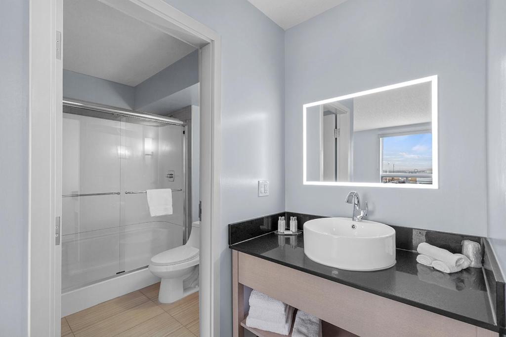 Emerald Hotel & Suites Calgary Airport - Resim 27