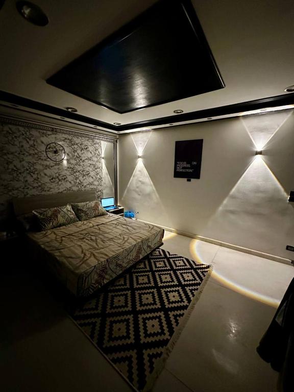 Postel nebo postele na pokoji v ubytování A private room exclusively for men, offering comfort and convenience for a relaxing stay