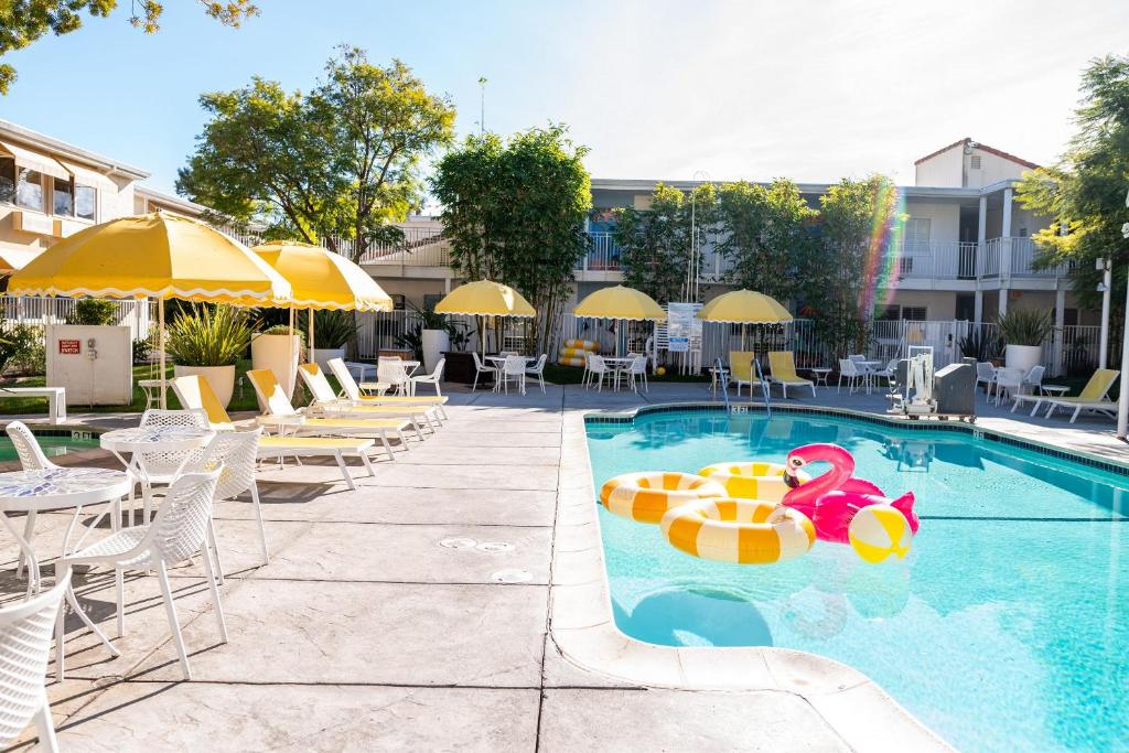 una piscina con sillas y sombrillas en un hotel en Wild Palms, a JdV by Hyatt Hotel, en Sunnyvale