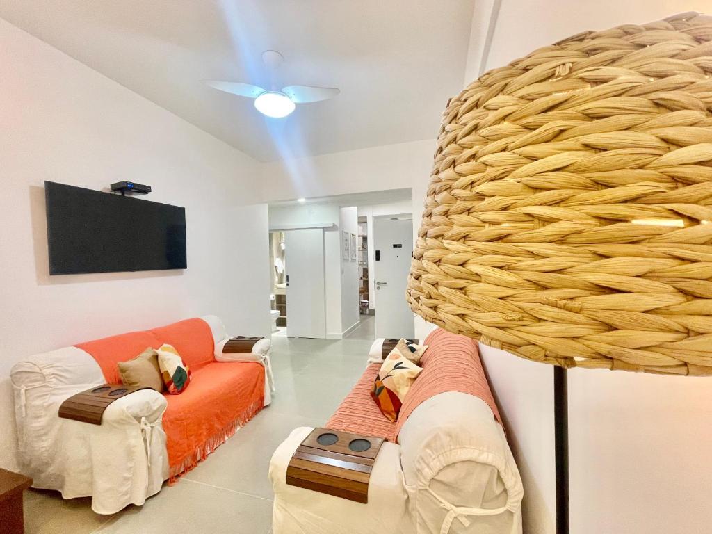 Hotel Ótima localização a 2 quadras da praia!Amei, a living room with two couches and a tv at Ótima localização a 2 quadras da praia!Amei in Rio de Janeiro