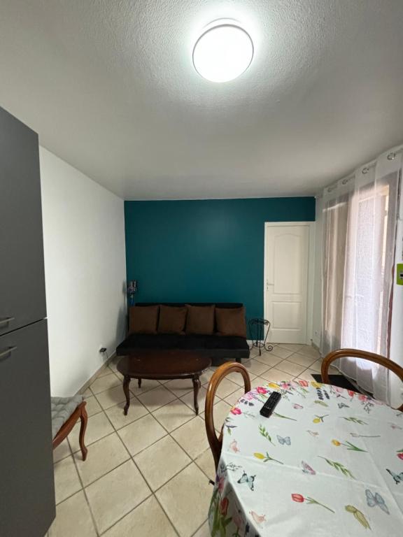 un salon avec un canapé et une table dans l'établissement Bonheur, à Colombier-Saugnieu