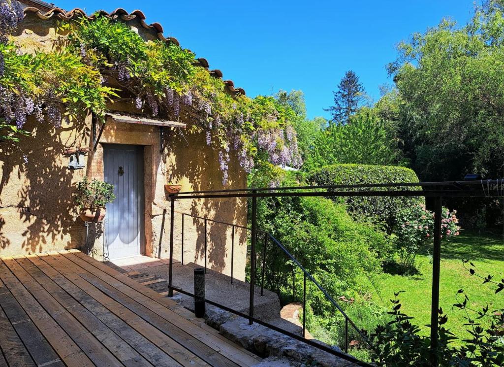 une maison avec une terrasse en bois et une porte dans l'établissement Room in Guest room - LA GRANGE AUX MILLE FEUILLES, à Castres