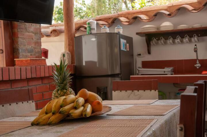 バリチャラにあるCasa Garajeのテーブルの上にバナナとパイナップル