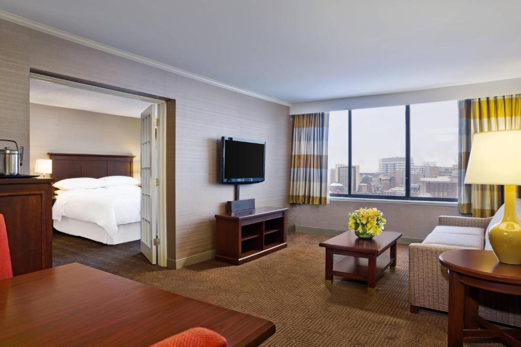 TV a/nebo společenská místnost v ubytování Sheraton Philadelphia University City Hotel