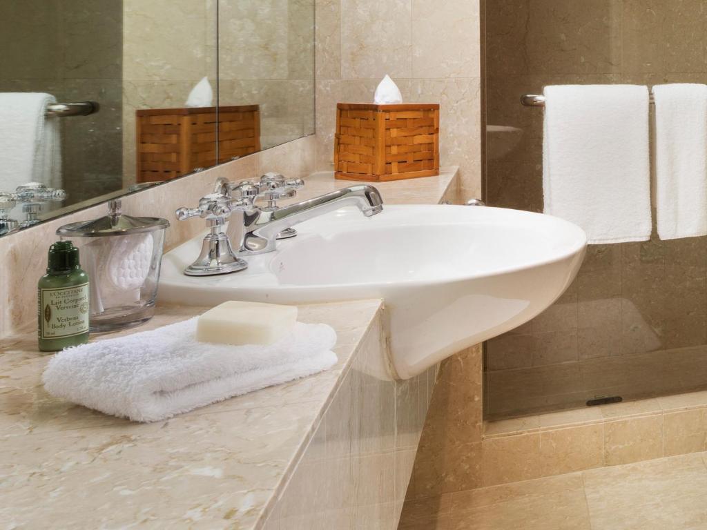 Four Seasons Hotel Sydney - One-Bedroom City Club Suite