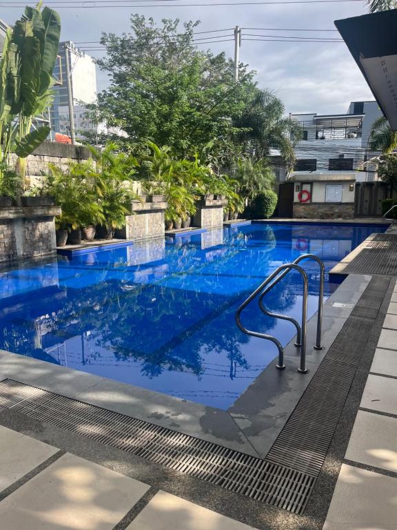 una piscina con agua azul en un edificio en Accolade Place 216, en Manila