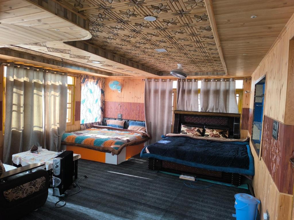 Ένα ή περισσότερα κρεβάτια σε δωμάτιο στο Dewan Guest House