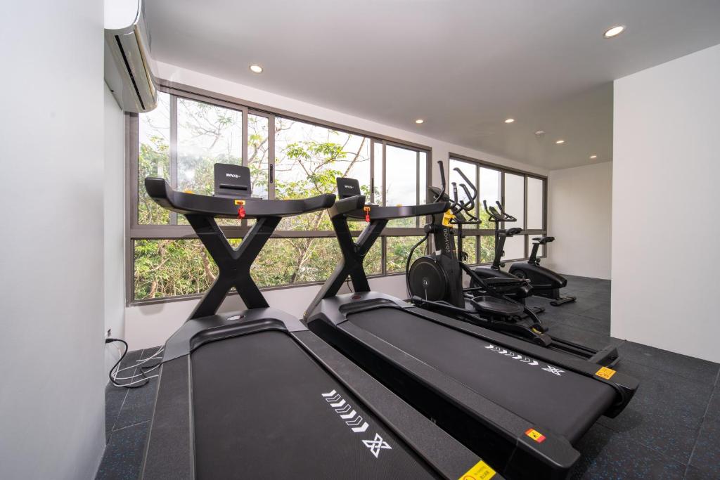 Fitness centrum a/nebo fitness zařízení v ubytování Japanese-Style Condo close Kamala Beach
