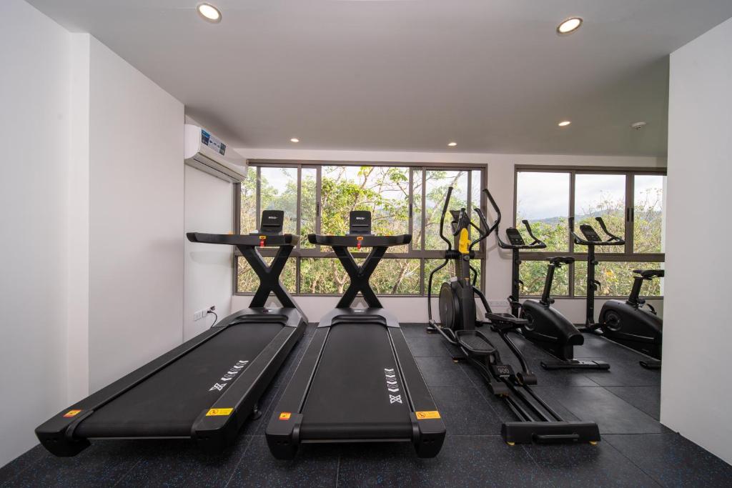 Fitness centrum a/nebo fitness zařízení v ubytování Japanese-Style Condo close Kamala Beach