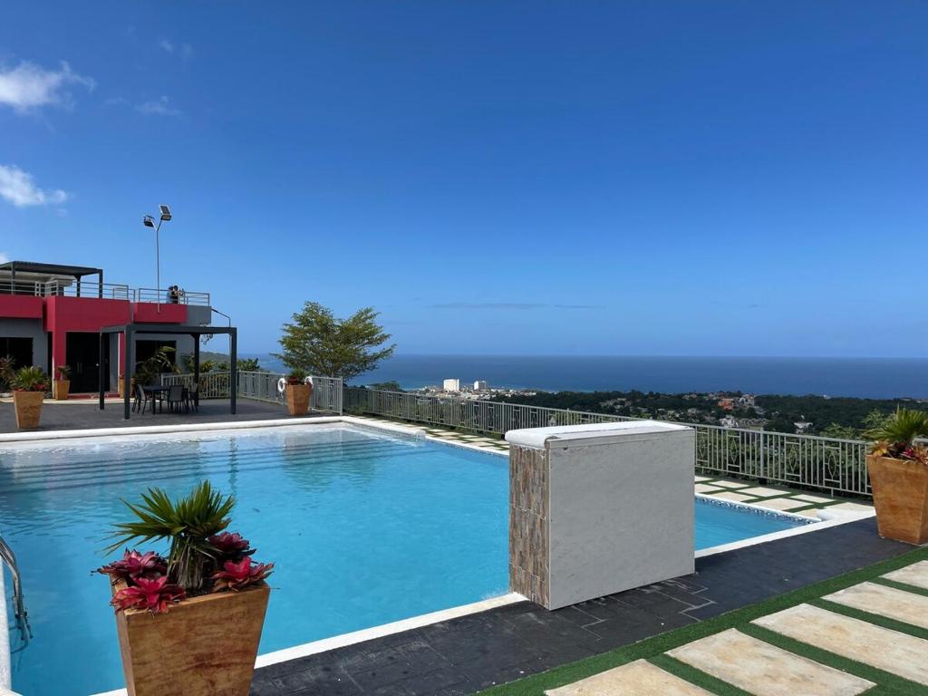 Bazén v ubytování Blissdesiac Ocho Rios Villa nebo v jeho okolí