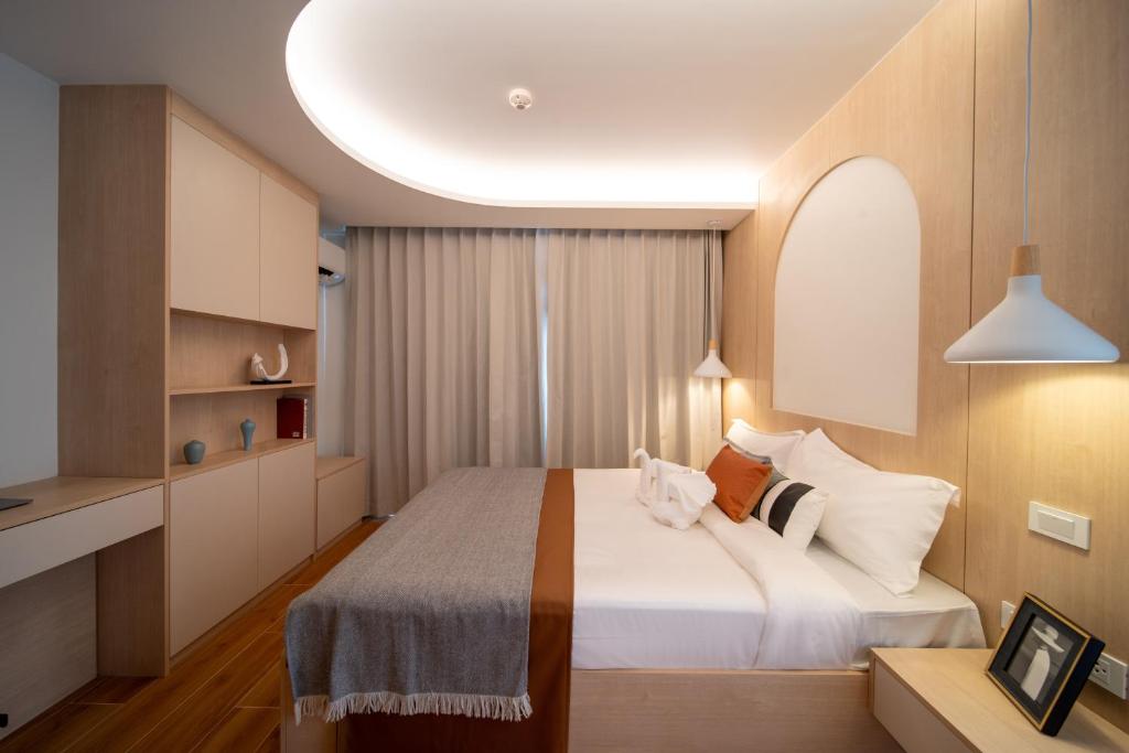 Postel nebo postele na pokoji v ubytování Japanese-Style Condo close Kamala Beach