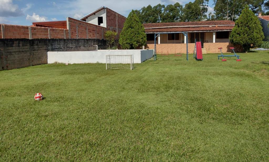 a yard with a soccer ball in the grass at Cantinho da Paz in Capela do Alto