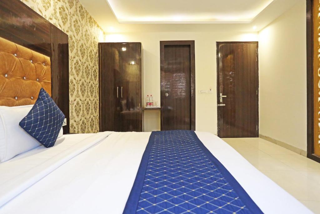 Postel nebo postele na pokoji v ubytování Hotel Iconic Suite - Near Delhi Airport