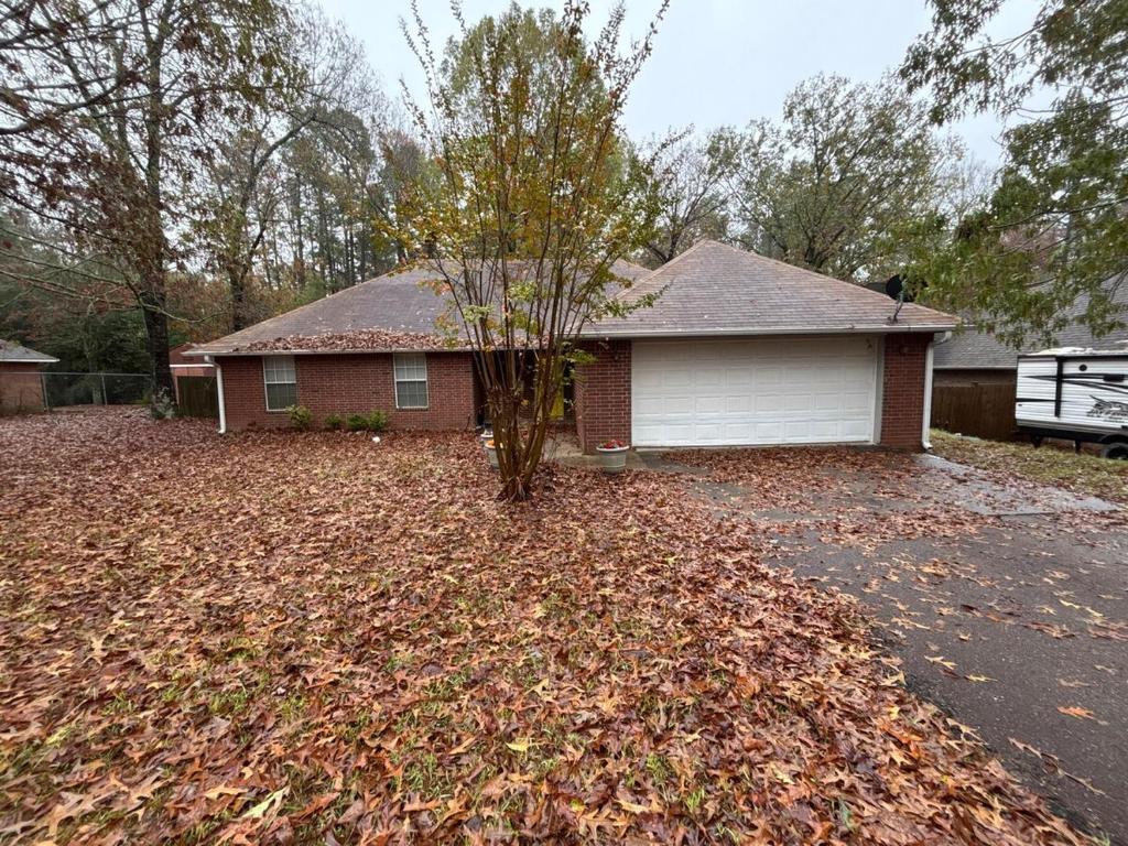 een huis met een boom in een stapel bladeren bij The House in Mena