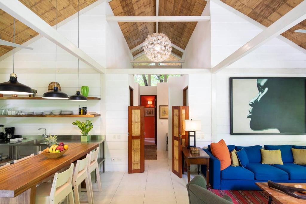 a living room with a blue couch and a table at Bungalow in Santa Teresa Beach