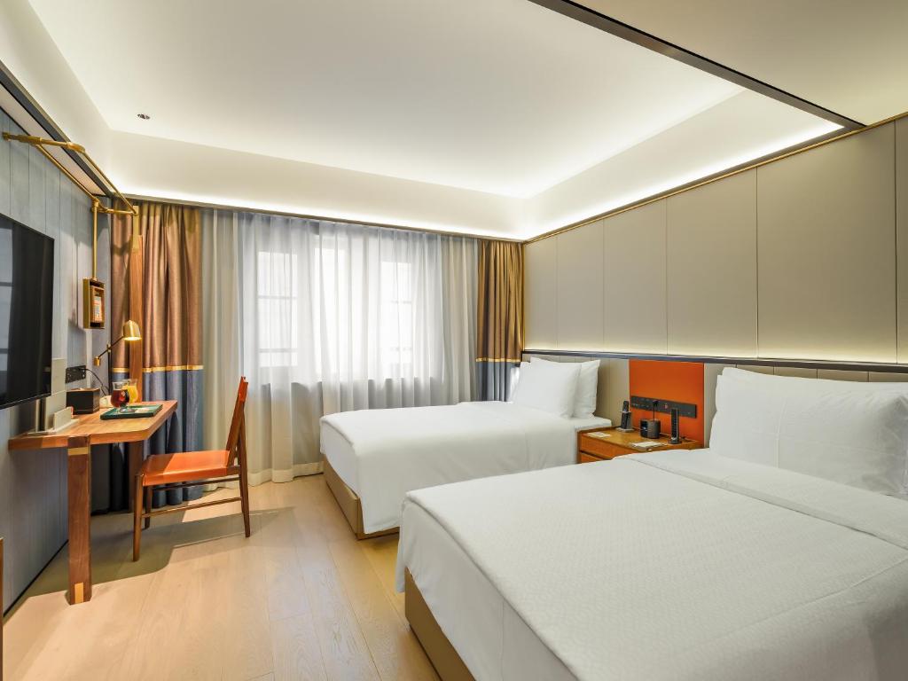 Postel nebo postele na pokoji v ubytování Donghu Collection Hotel