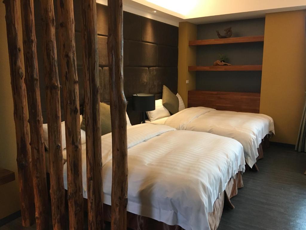 two beds in a hotel room with two bedsskirts at Great Nature Villa in Jiji