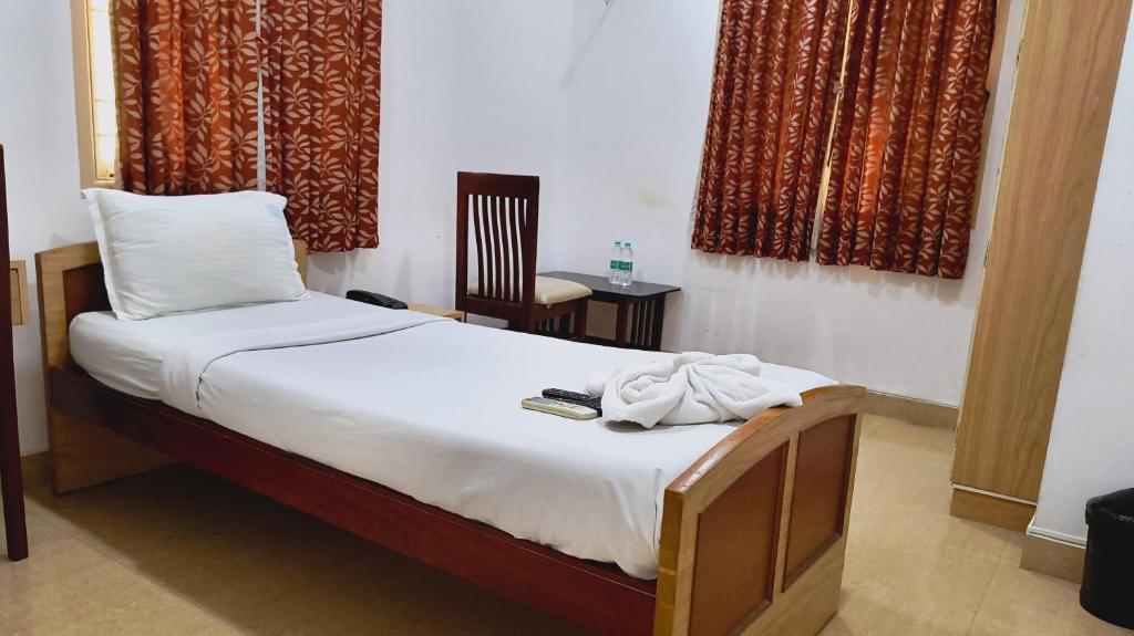 Postel nebo postele na pokoji v ubytování Swarna Sudarshan Service Apartment @ Adyar chennai