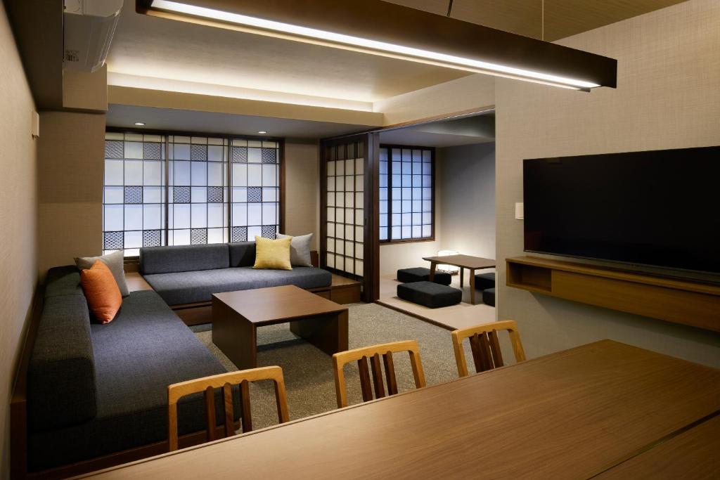 TV a/nebo společenská místnost v ubytování Minn Karasuma Gojo Kyoto Station North