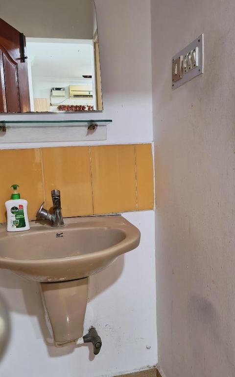 Koupelna v ubytování Swarna Sudarshan Service Apartment @ Adyar chennai