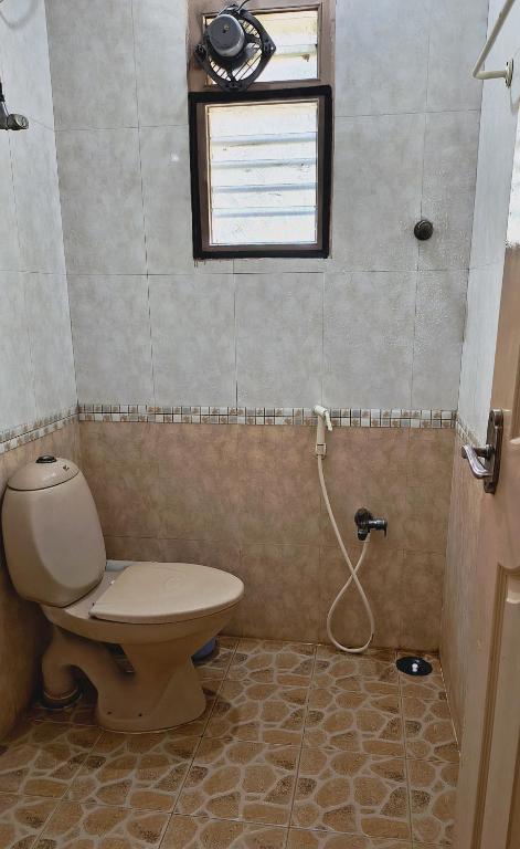 Koupelna v ubytování Swarna Sudarshan Service Apartment @ Adyar chennai