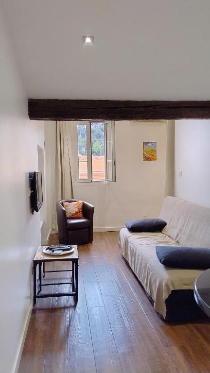 une chambre avec un lit, un canapé et une table dans l'établissement cozy apartment port of Nice, à Nice