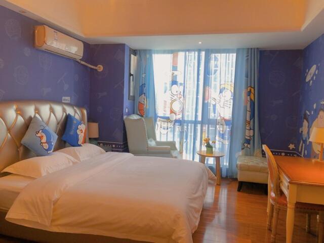 a bedroom with a bed and a desk and a window at FRAGRANCE House Hanxi Changlong Panyu Wanda Plaza Store in Guangzhou