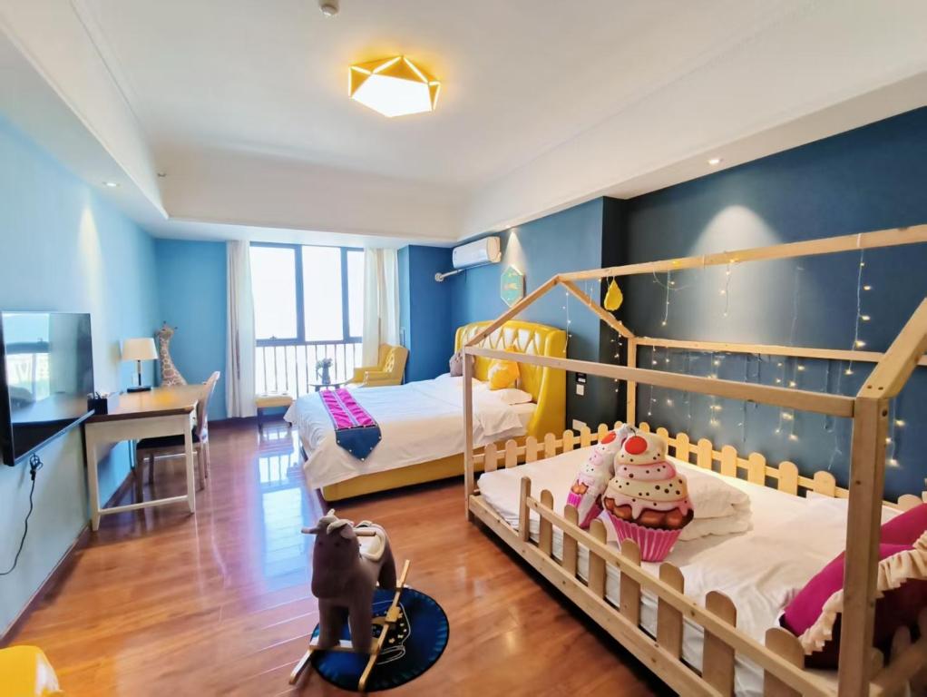 a bedroom with two bunk beds and a desk at FRAGRANCE House Hanxi Changlong Panyu Wanda Plaza Store in Guangzhou