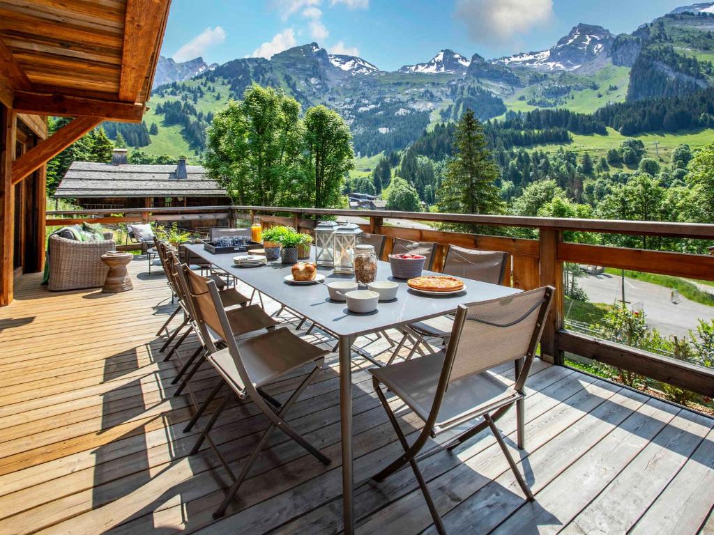 - une table sur une terrasse avec vue sur les montagnes dans l'établissement Chalet 5*****, 15 pers., proche piste, piscine, sauna - FR-1-304-300, à La Clusaz