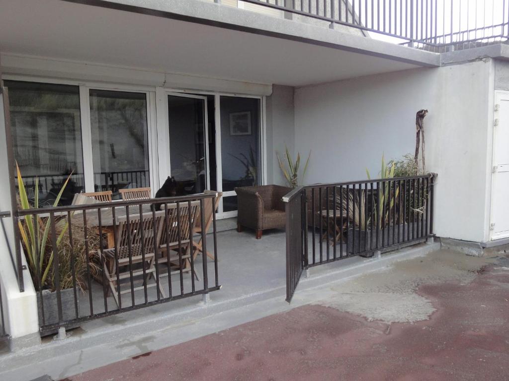 Photo de la galerie de l'établissement Appartement 4 pers, accès direct plage, terrasse au soleil - FR-1-482-150, à Fort-Mahon-Plage