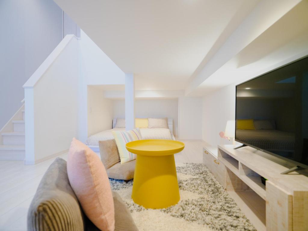 TV a/nebo společenská místnost v ubytování YOUR ROOM 熊本駅 little