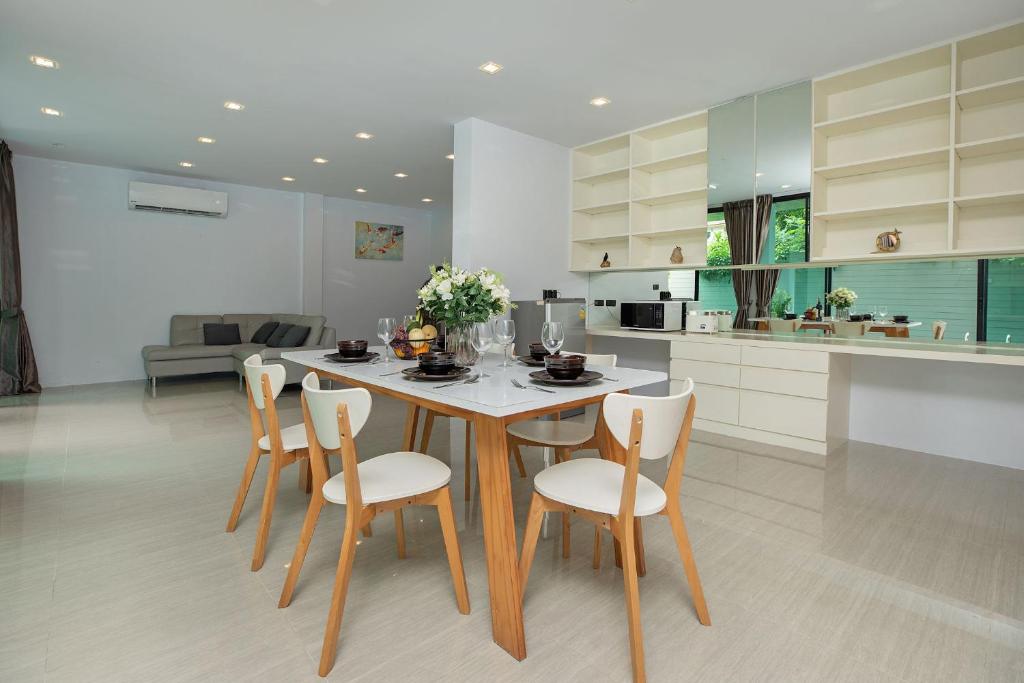 Køkken eller tekøkken på 4BR Villa B5 with Pool, Vibrant Life at Kata Beach - UTK5