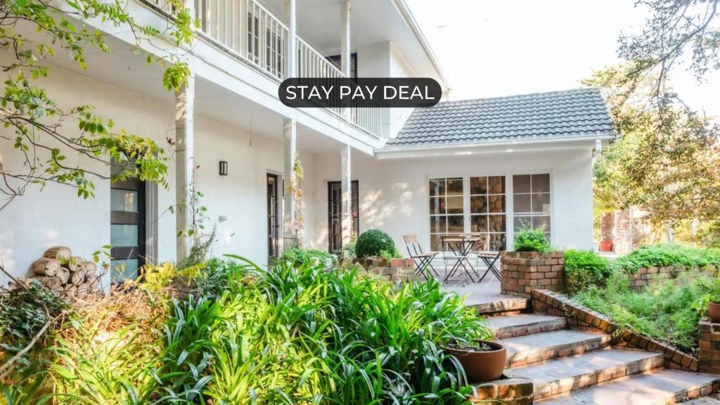 una casa con un cartel que diga "quédate muerto" en White Hill Cottage, en Red Hill