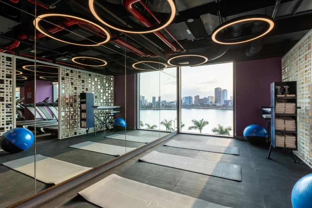 Fitness centrum a/nebo fitness zařízení v ubytování Wink Icon Hotel Danang Riverside - Luxury Suites - 24hrs Stay & Rooftop Pool Bar