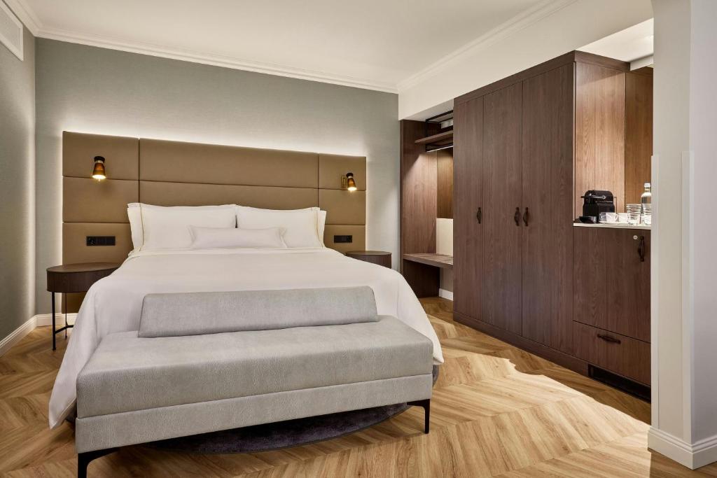Postel nebo postele na pokoji v ubytování The Westin Grand Berlin
