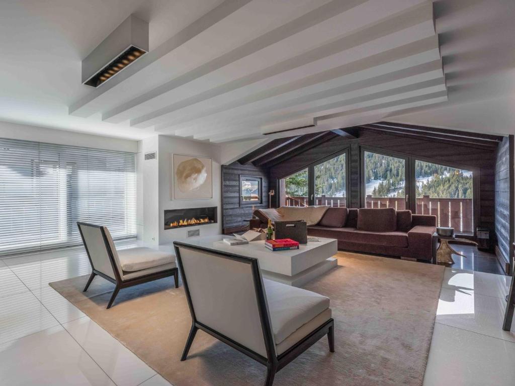 un salon avec un canapé et une cheminée dans l'établissement Courchevel : Appartement 2 Chambres Avec Parking et WIFI - FR-1-563-160, à Courchevel