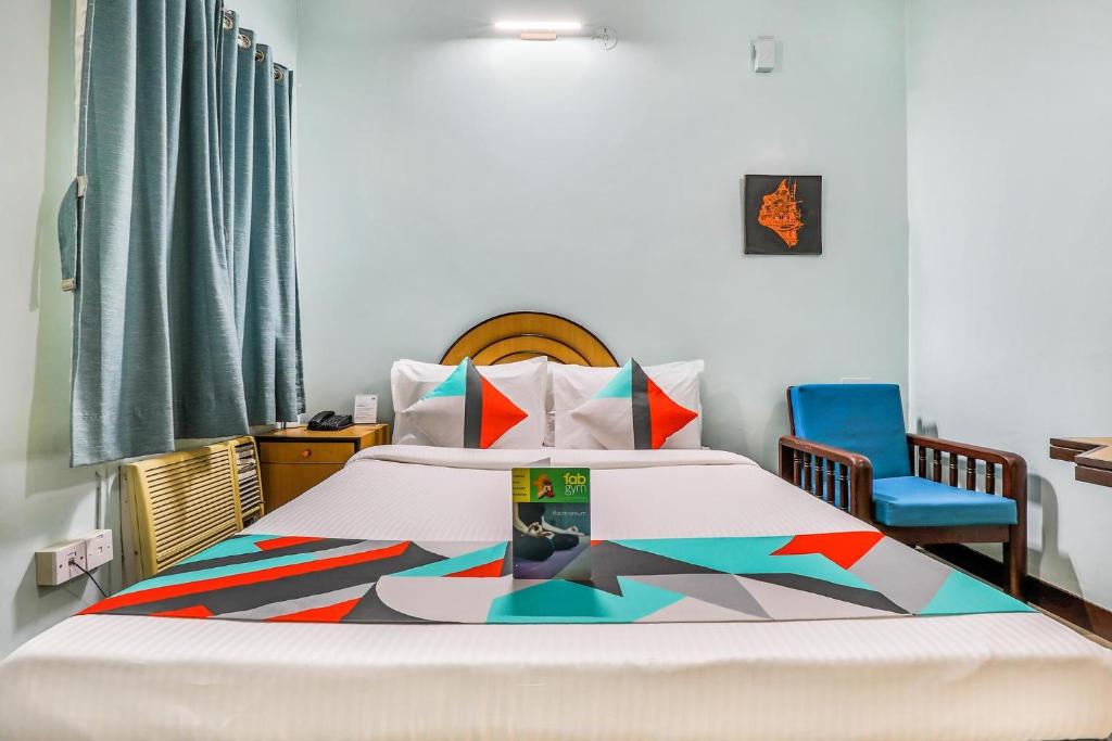 Postel nebo postele na pokoji v ubytování FabExpress Santhi Inn - 500 meters from Promenade Beach