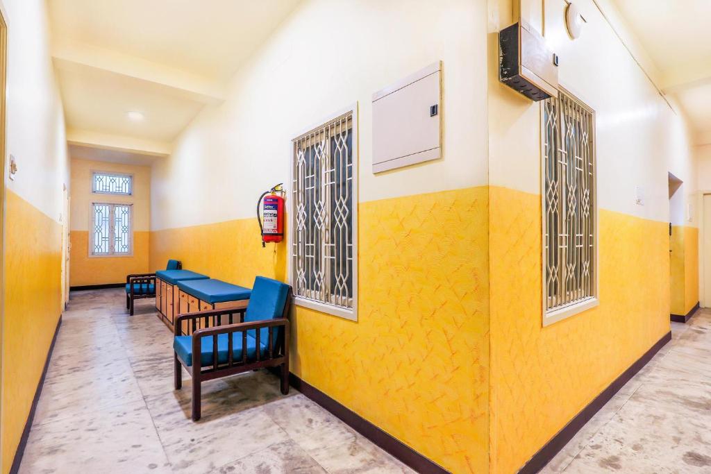 Posezení v ubytování FabExpress Santhi Inn - 500 meters from Promenade Beach