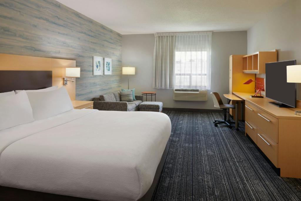Postel nebo postele na pokoji v ubytování TownePlace Suites by Marriott London