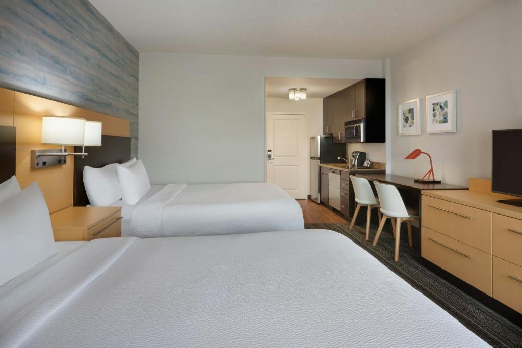 Postel nebo postele na pokoji v ubytování TownePlace Suites by Marriott London