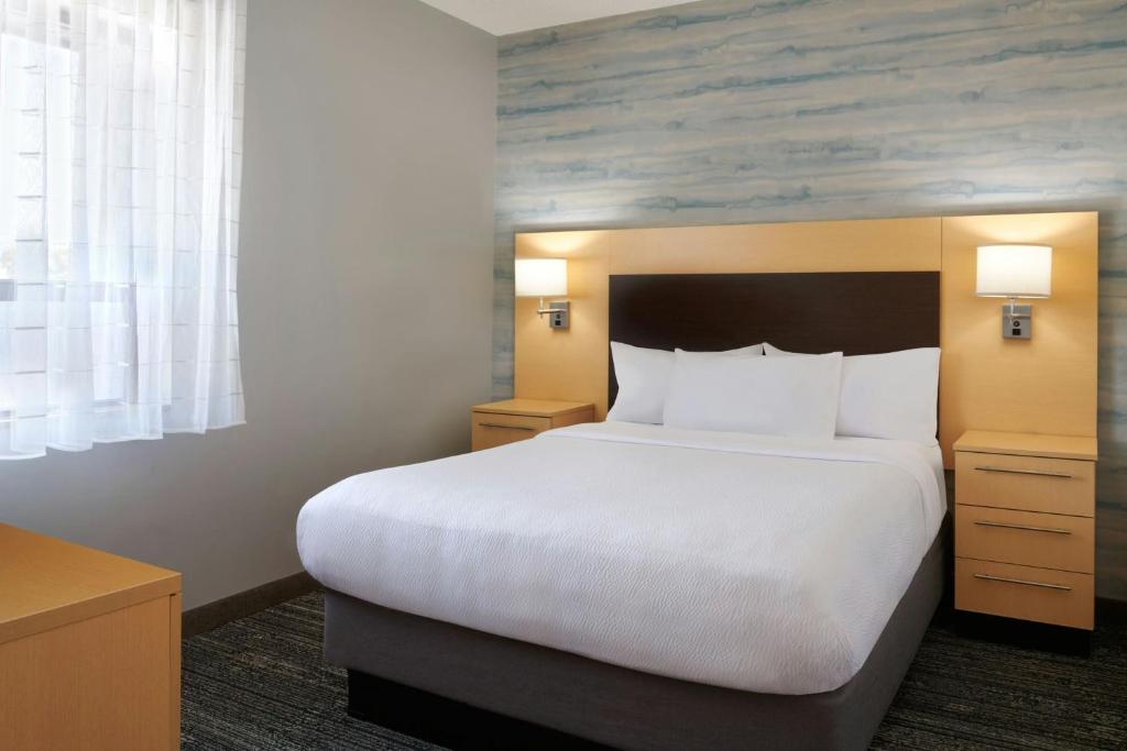 Postel nebo postele na pokoji v ubytování TownePlace Suites by Marriott London